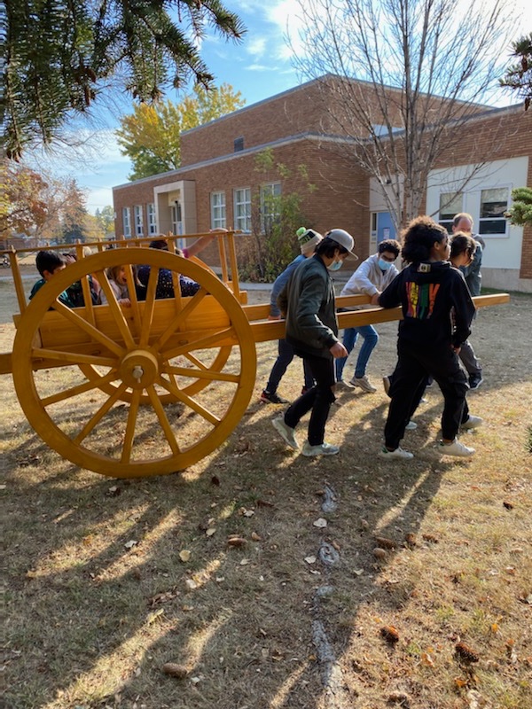 QESchoolyxe's tweet photo. Yesterday our students were able to assemble and ride in a Red River cart. Thanks to the Grade 7/8 and Grade 4/5 classes for the experience. #spslearn https://t.co/dGViP1v3cA