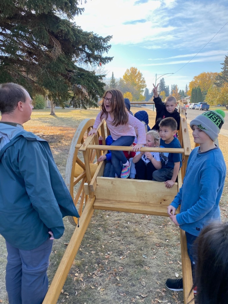 QESchoolyxe's tweet photo. Yesterday our students were able to assemble and ride in a Red River cart. Thanks to the Grade 7/8 and Grade 4/5 classes for the experience. #spslearn https://t.co/dGViP1v3cA