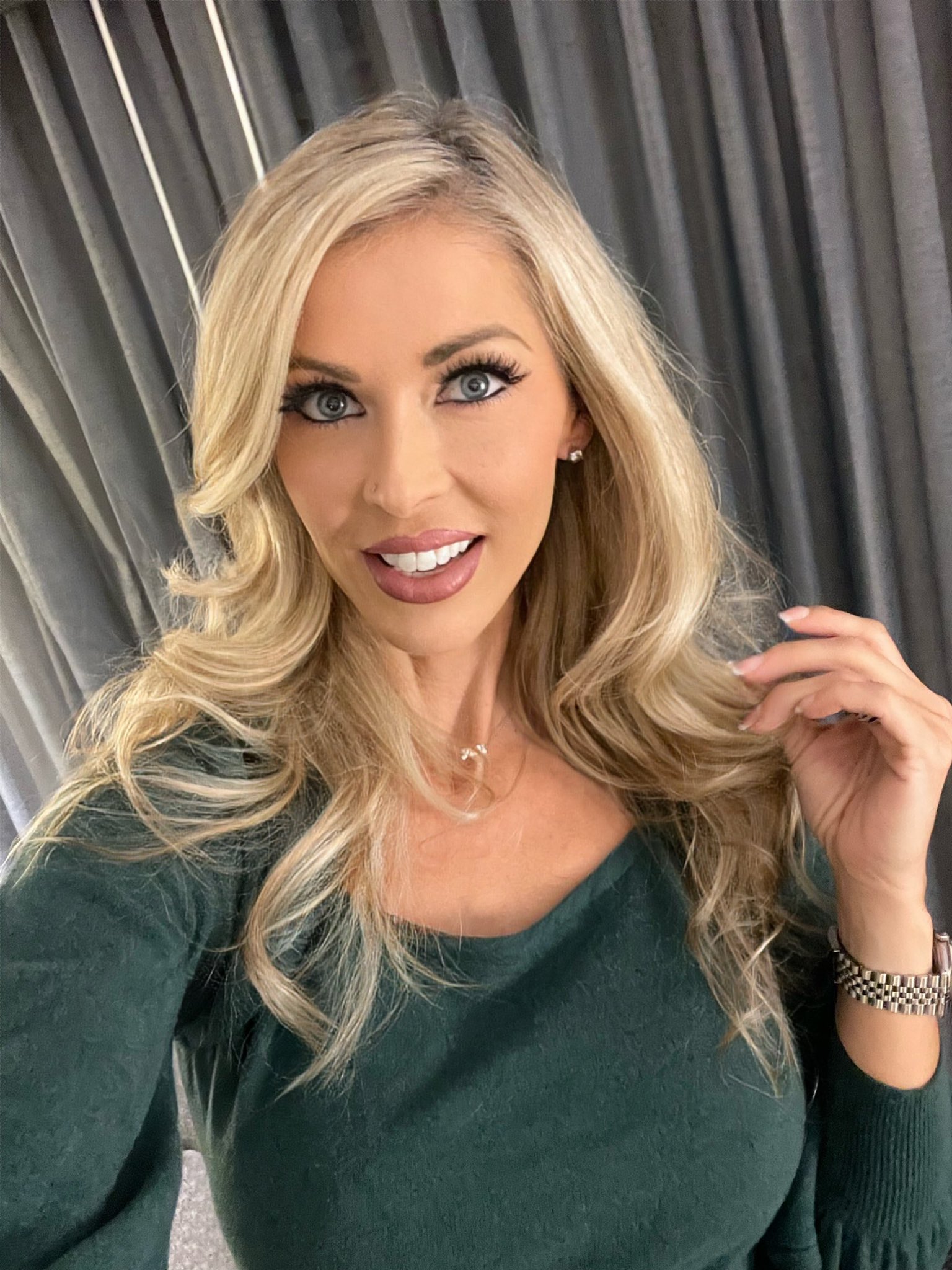 TW Pornstars - 2 pic. Holly Hotwife Top 0.06%. Twitter. Come say hi if