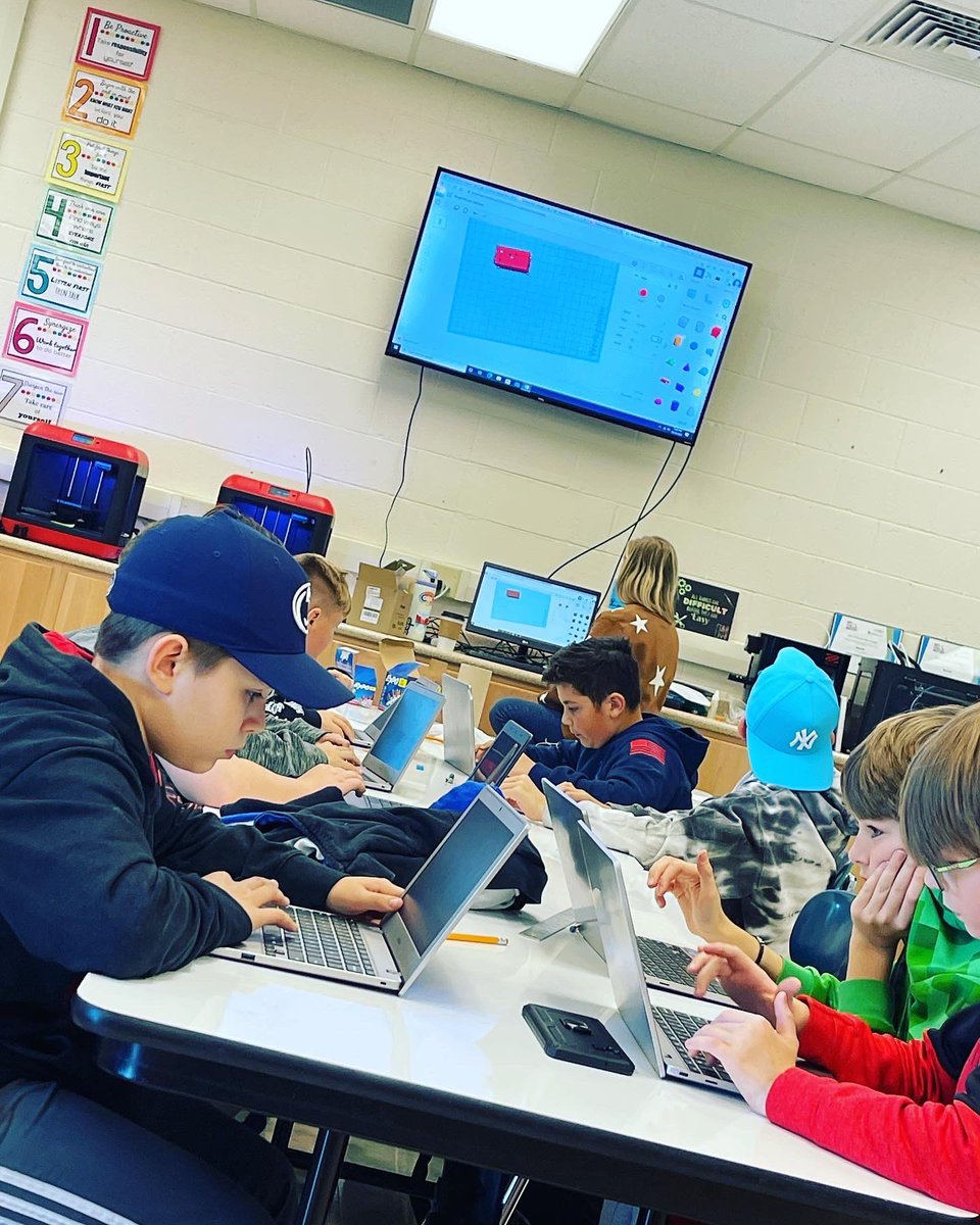 HMSMakerspace's tweet photo. #legomath #6thgraderocks❤️ Ms.Christie’s 6th grade math class- working out Lego ratios and building a Lego in tinker cad.  #hms_bsd #makerspace https://t.co/q1Ut3lJoxq