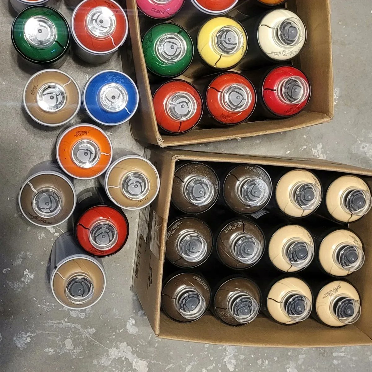 ItsyourworldEDH's tweet photo. Thanks Tino Ortega for supporting us by buying back unused spray paint from the Bordalo II mountain lion mural &amp; for all you do for EP! 

We have a LOT more spray paint left- MTN Hardcore. Hit us up if you're interested. All the $ collected will be used to pay for the mural! https://t.co/KG4rk12JXy