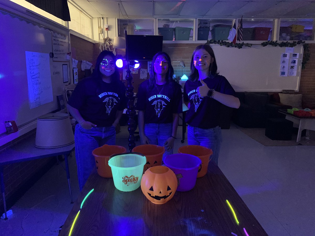 Rider Softball got to help out at Lamar Elementary tonight at their Fall Carnival. They had a blast!