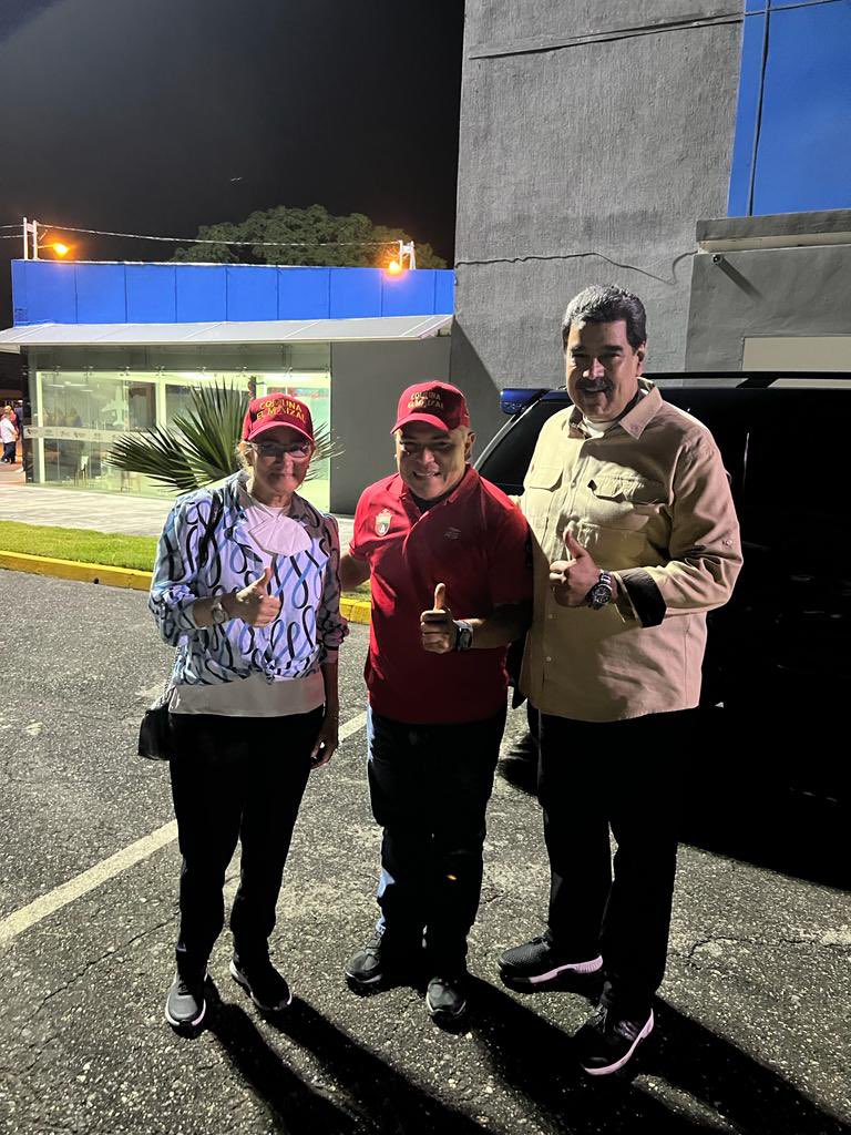#20Oct Presidente @nicolasmaduro y primera combatiente <a href="/ConCiliaFlores/">Cilia Flores</a> cuentan con todo el amor del pueblo larense. Agradecido por su visita a las tierras de Juan Jacinto Lara.