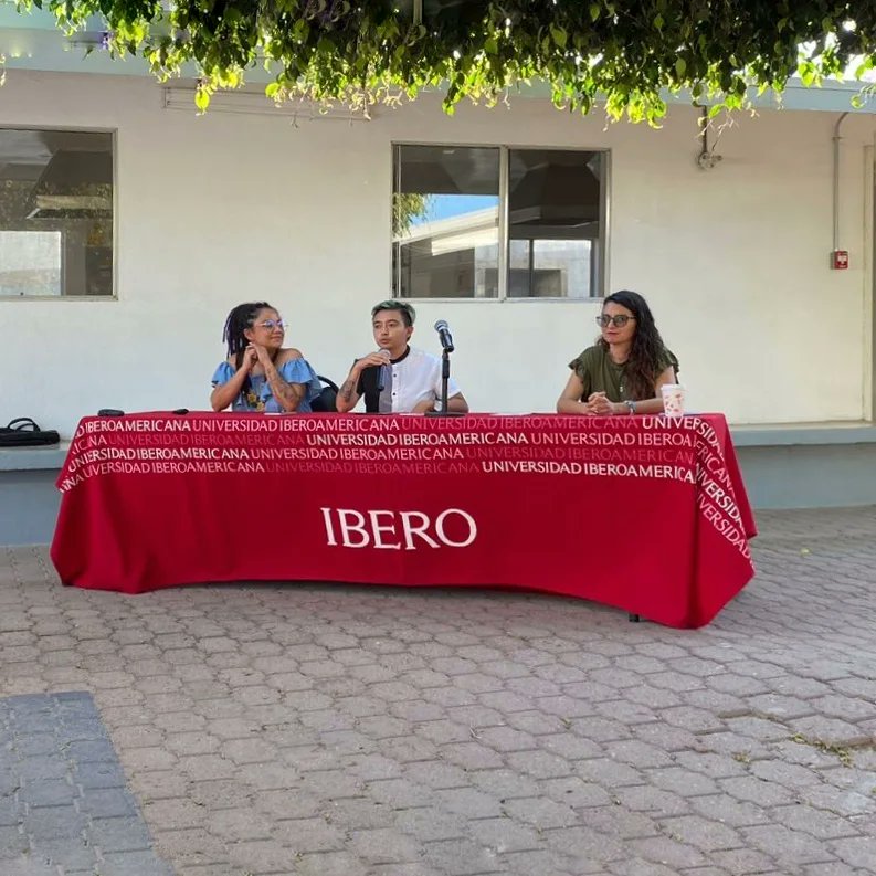 ChicasBiLess's tweet photo. 👉🏽Segunda parada de hoy 🚶🏻‍♀️🚶🏻‍♀️

Estamos presentando el Manual de Salud Sexual para Mujeres Lesbianas y Bisexuales en la Ibero Tijuana @IberoTijuana 🔥

#ComunidadChicasBiLess #ManualSaludSexual #MujeresBiLess https://t.co/K9BDJUVCYo