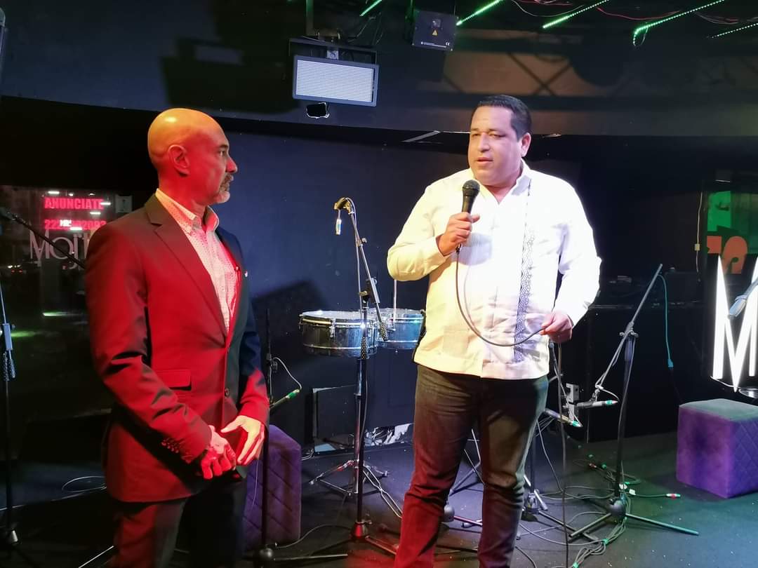 Canaco_Veracruz's tweet photo. #CANACOInforma 📰
Nuestro uestro Presidente de CANACO Servytur de Veracruz, el Ing. Edi Alberto Martínez Tejeda asistió como invitado especial al 14 Aniversario de COOL PLANET "Aprendido que los obstáculos se superan con pasión y ganas de cambiar el mundo" https://t.co/aIW5oS95uP