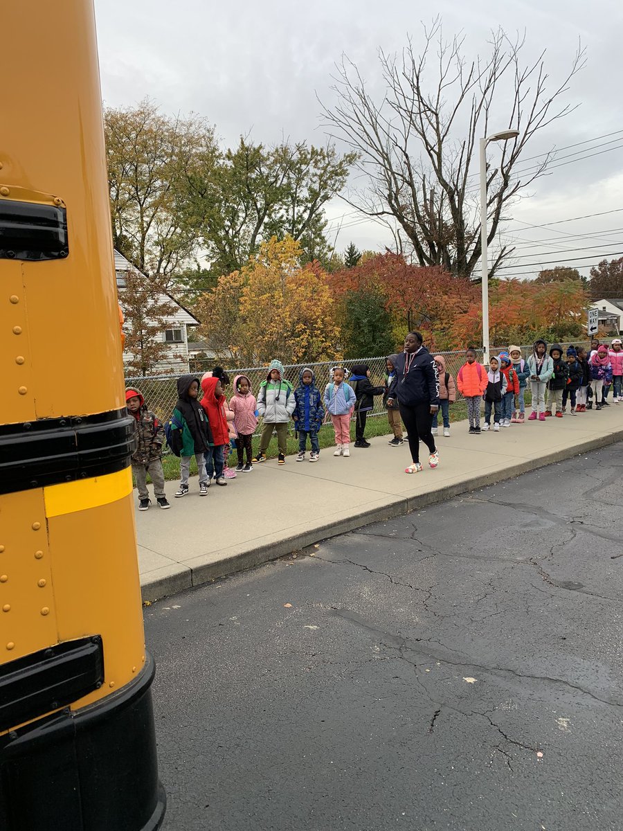 CharinitaMc's tweet photo. Big Shout out to Abraham Lincoln’s kindergarten and 1st graders for doing an excellent job with their emergency evacuation drill off the school bus!! @MapleCSD #SchoolBusSafetyWeek #mapleheightscityschools https://t.co/vdUjDCMoEz