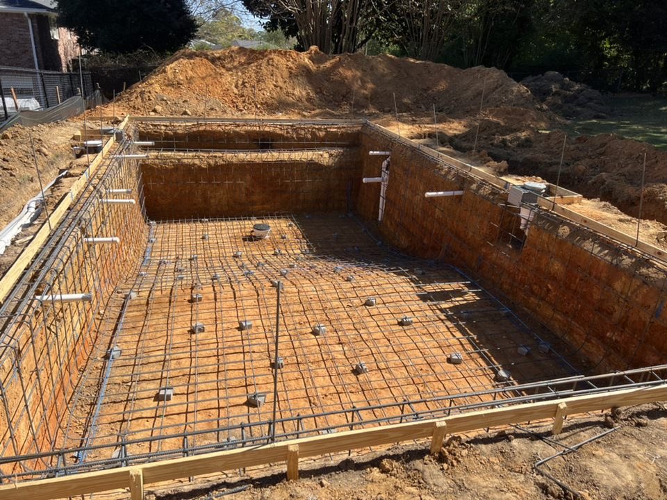 chip_pool_man's tweet image. New gunite pool going in… #poolman #gunitepool #DIY #hgtv #poolking