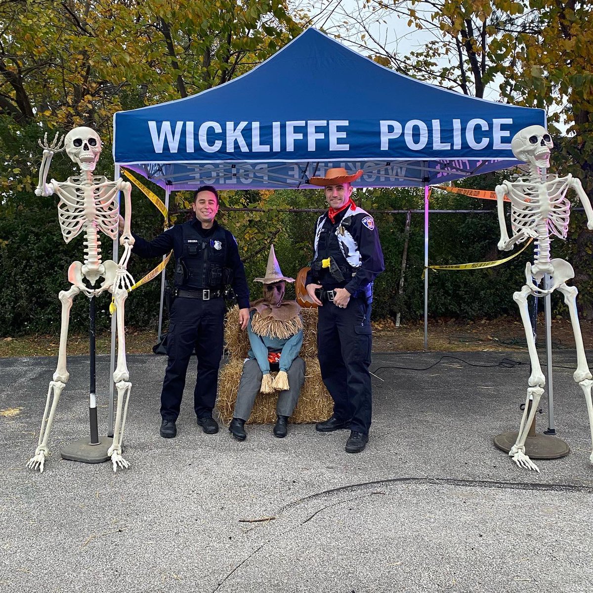 WickliffeSRO's tweet photo. What a great turn out for the trunk or treat event at Wickliffe Elementary! Officer Didona and I saw so many fun costumes and met so many great kids. Have a safe Halloween y’all! 🎃🤠🍬🚔#wickpride #wickliffesro @WickliffePolice @WickElementary @SupportWickSch @toystory https://t.co/2WFc4qfZfL