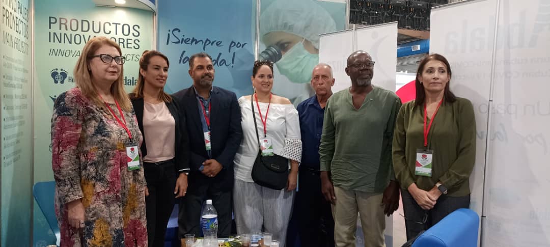 Embajador de #SantaLucía 🇱🇨 en #Cuba 🇨🇺 y empresarios que lo acompañan, visitan el stand del @CIGBCuba en la #FeriaSaludParaTodos interesados en nuestra cartera de productos.