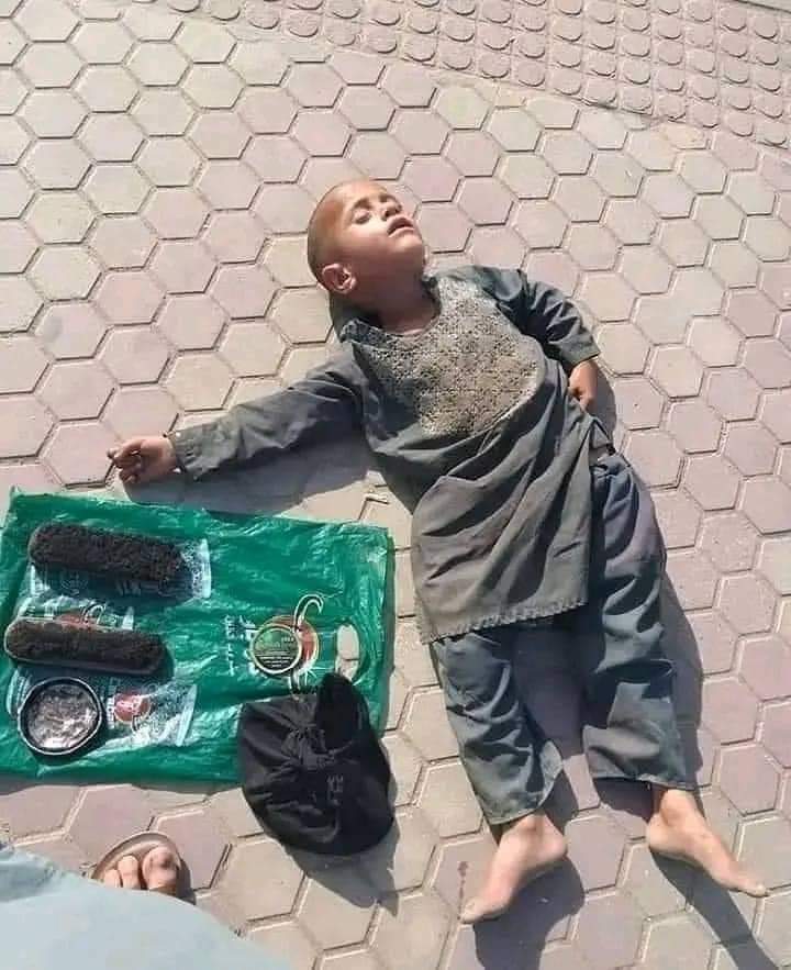 The little boy, who works as shoe shine to make a living for his family, fell asleep from fatigue. ya Allah make his future very good Aameen

#hearttouchingquotes