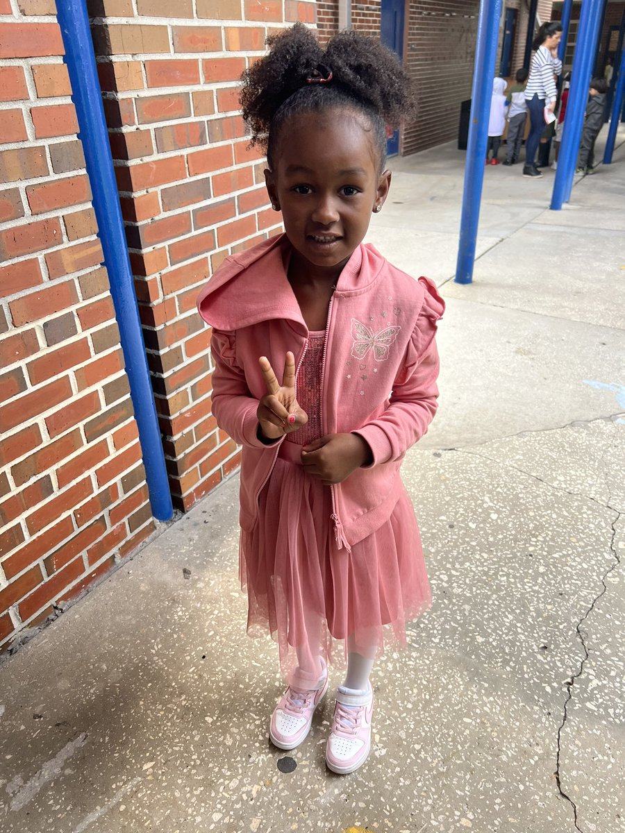 BTW_HCPS's tweet photo. Beautiful Smiles for Picture Day! 💜🐝💛 #buildingourcommUNITY https://t.co/NFKLoOcHcv
