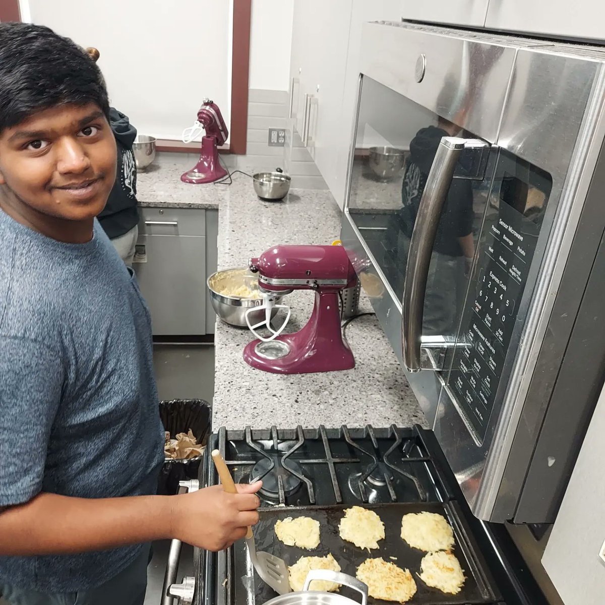 HerrProfHiggins's tweet image. We celebrated German American Day #PRNGW21 @PrairieRidgeHS with cooking Bratwurst, Kartoffelpuffer, and Gurkensalat in the Foods Room. #lecker #prexperience #learngerman