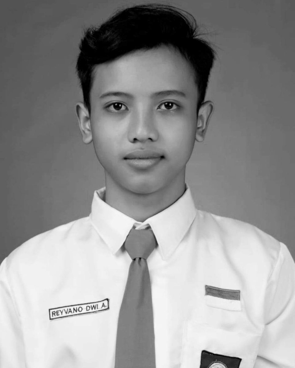 FaktaSepakbola's tweet photo. Alm. Revano Dwi Afriyansah, Bertahan 20 hari di Rumah Sakit RSSA.

Alm. Revano kelas 3 SMK &amp; sedang menjalani PKL.

Kamu adalah pejuang dek, Beristirahatlah dengan tenang.

InsyaAllah Husnul Khatimah, Al-Fatihah. 🙏🥀 https://t.co/Ptp2stgrle