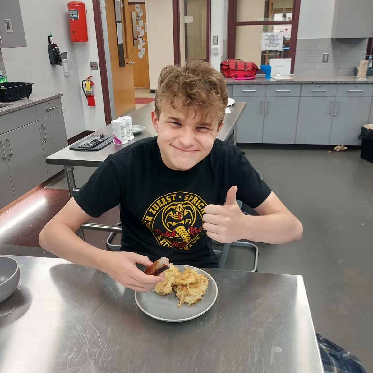 HerrProfHiggins's tweet image. We celebrated German American Day #PRNGW21 @PrairieRidgeHS with cooking Bratwurst, Kartoffelpuffer, and Gurkensalat in the Foods Room. #lecker #prexperience #learngerman
