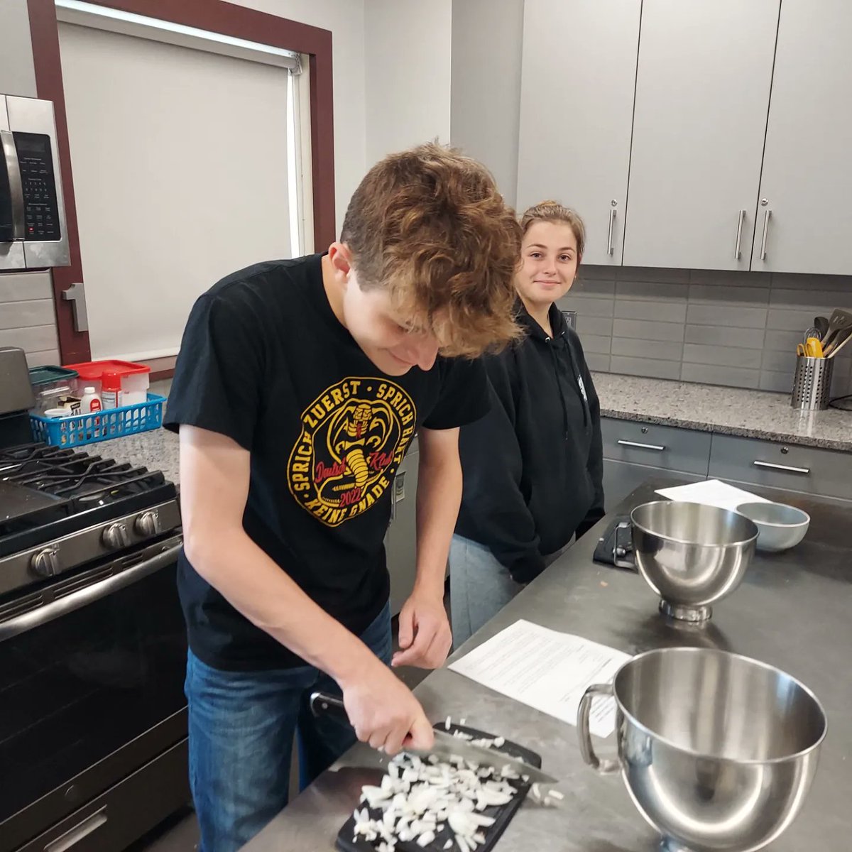 HerrProfHiggins's tweet image. We celebrated German American Day #PRNGW21 @PrairieRidgeHS with cooking Bratwurst, Kartoffelpuffer, and Gurkensalat in the Foods Room. #lecker #prexperience #learngerman