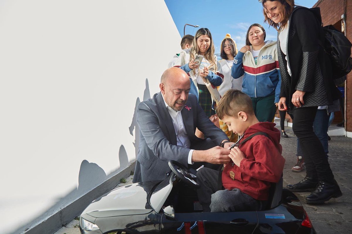 🏥 En el Hospital Alende entregamos autos a control remoto para los niños y niñas que deben realizarse alguna cirugía. El objetivo proyecto Kellun permite que cuando entren al quirófano lo hagan de una manera más desestresada.