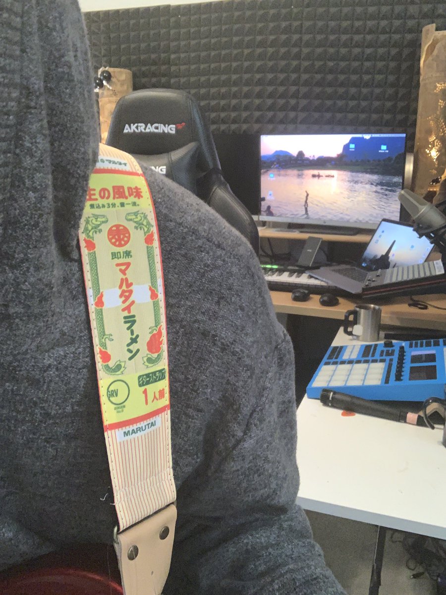 satobon_stb's tweet photo. 後輩にお土産でもらったストラップがシュールすぎてどこで使って良いかわからない https://t.co/tfTt4lO0Iu