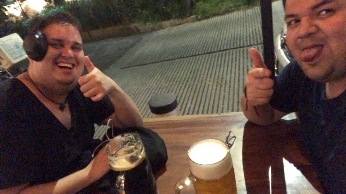 NineLives_9L's tweet photo. Nos vamos con un buen resultado esta primera jornada de la @phoenixleaguegg 
Y nuestro CEO y abogado en la festejación 🍻 https://t.co/OQldxXPl7w