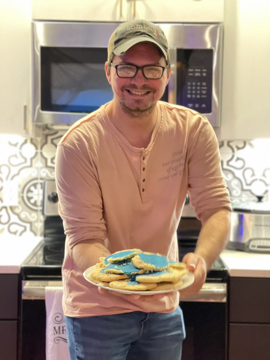 MEllen871's tweet image. @Coreywayne2 made delicious midnight blue chai sugar cookies for our listening party for @taylorswift13 release of Midnights! @taylornation13 @kkaitlyn230 #MidnightsTaylorSwift #TaylorSwift #releaseparty #midnightblue