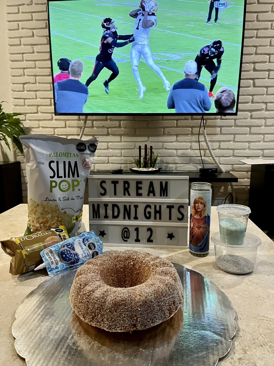 swiftiemexa's tweet photo. Watching a football game is more fun decorating a cake for midnight ๐ @taylorswift13 @taylornation13 #TSmidnighTS #MeetMeAtMidnight #MidnightsManifest #CountdownToMidnightTS #MidnightsEnMexico #CaminoAMidnights https://t.co/xlFLa2YNTK