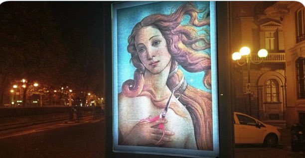 Botticelli's Venus cuts a lock for Iran, the latest blitz by artist Andrea Villa torino.repubblica.it/cronaca/2022/1… via @repubblica @fabiopariante @museumweek #WomensArt #زن_زندگی_آزادی      #مهسا_امینی #شیرزن #IranianWomen💚🤍🌹#IranianWIN