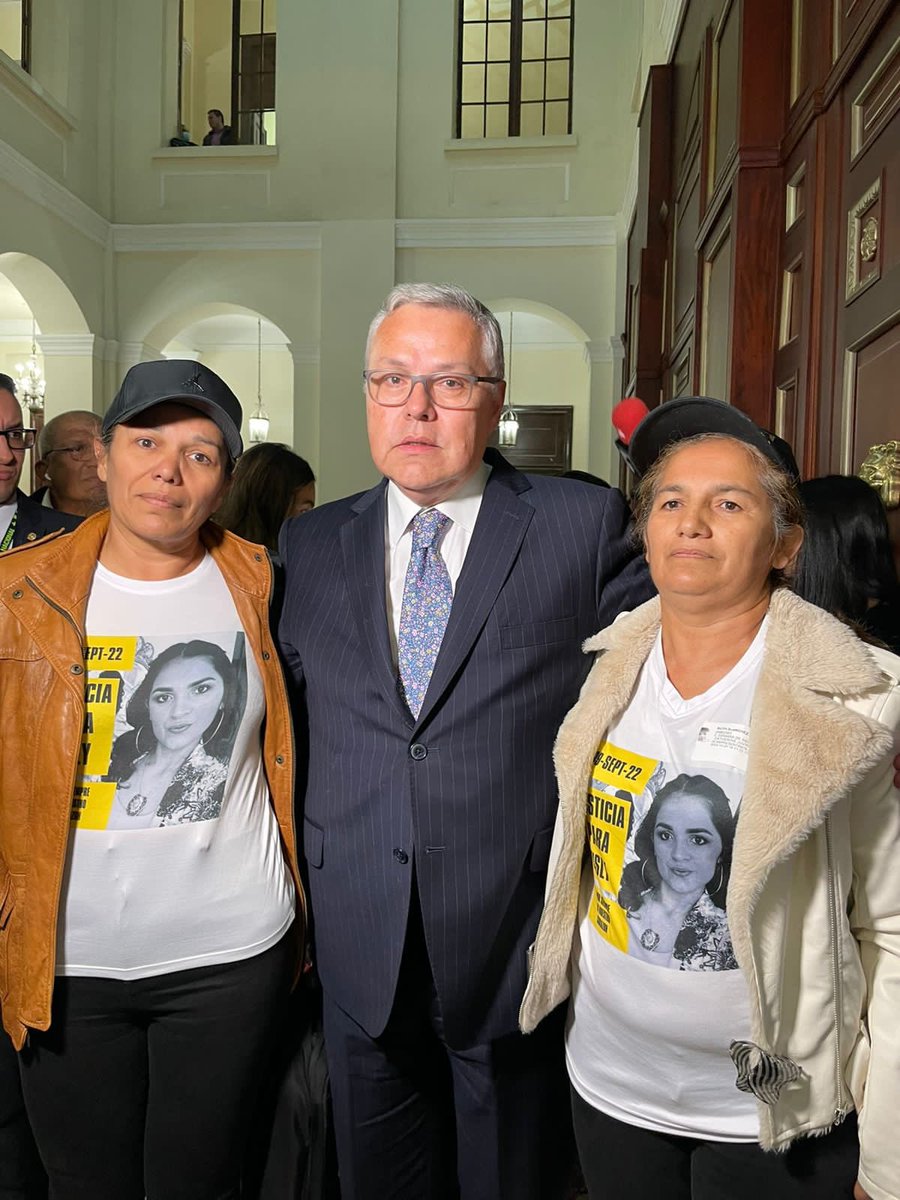 CathyJuvinao's tweet photo. Lo que sí fue muy bonito hoy es la visita de doña Ruth, madre de #KislyGómez, quien fue asesinada en hechos en los que estarían involucrados escoltas del alcalde de @RiodOroCesar, a quien ha señalado con insistencia. 

¡Ministro Osuna refrendó su compromiso para buscar justicia! https://t.co/LcxXb6i5c1
