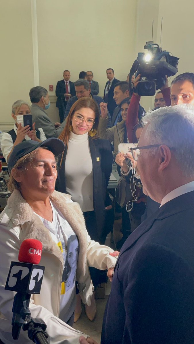 CathyJuvinao's tweet photo. Lo que sí fue muy bonito hoy es la visita de doña Ruth, madre de #KislyGómez, quien fue asesinada en hechos en los que estarían involucrados escoltas del alcalde de @RiodOroCesar, a quien ha señalado con insistencia. 

¡Ministro Osuna refrendó su compromiso para buscar justicia! https://t.co/LcxXb6i5c1