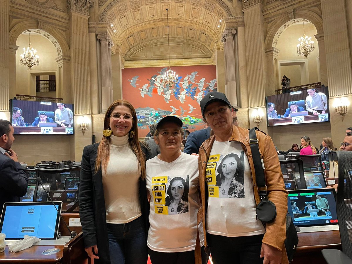 CathyJuvinao's tweet photo. Lo que sí fue muy bonito hoy es la visita de doña Ruth, madre de #KislyGómez, quien fue asesinada en hechos en los que estarían involucrados escoltas del alcalde de @RiodOroCesar, a quien ha señalado con insistencia. 

¡Ministro Osuna refrendó su compromiso para buscar justicia! https://t.co/LcxXb6i5c1