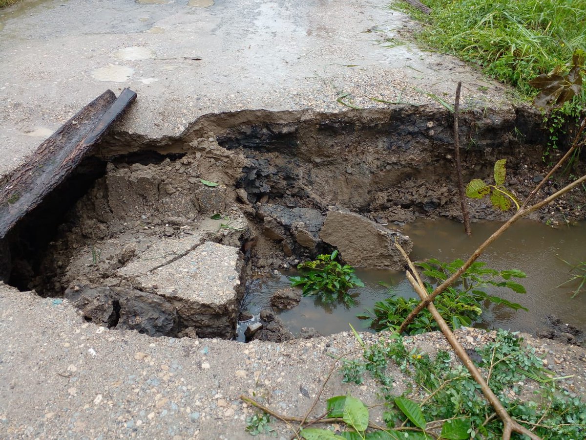 MayteZapata_'s tweet photo. Reparamos de manera inmediata el socavón que las lluvias habían dejado en la carretera poblado C-10 – Azucenas. Continuamos brindando atención prioritaria y emergente a las afectaciones que puedan desarrollarse por el actual frente frío. https://t.co/HOOTmSUD53