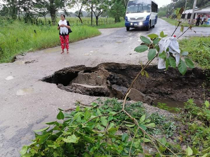 MayteZapata_'s tweet photo. Reparamos de manera inmediata el socavón que las lluvias habían dejado en la carretera poblado C-10 – Azucenas. Continuamos brindando atención prioritaria y emergente a las afectaciones que puedan desarrollarse por el actual frente frío. https://t.co/HOOTmSUD53