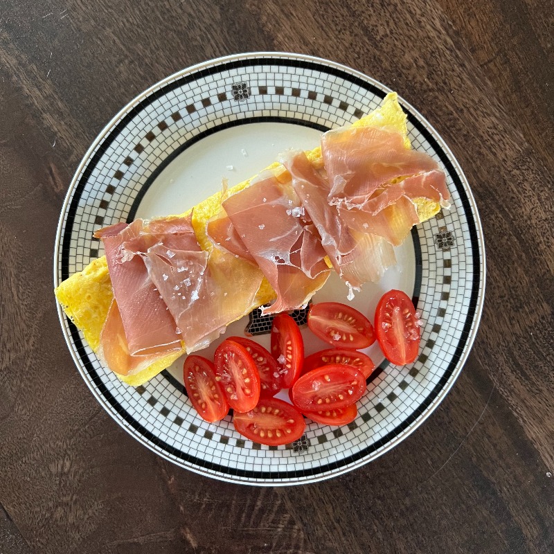 deeCuisine's tweet photo. Serrano Ham w/ scrambled eggs and tomato

In the mood for something salty and tasty but still wanted breakfast for lunch, I whipped up this plate for a quick meal. Nothing fancy. Just delicious.

#deecuisine #serranoham #eggdishes #homecookedmeals