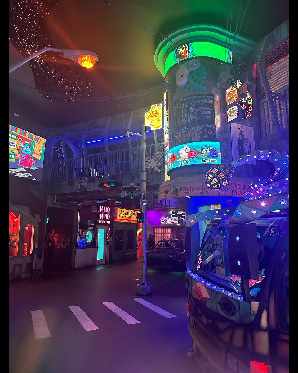 xoannahicks's tweet photo. First time to Colorado, seeing the mountains, Red Rocks &amp; more! Trying to convince myself I'm ready for the snow in a few months 💀❄️🗻🏒🤩

#colorado #denver #vail #rockymountains #redrocks #rufusdusol #hockeycapital #meowwolf #vacation #goodtimes #goodfriends https://t.co/OTWHWMZ7na