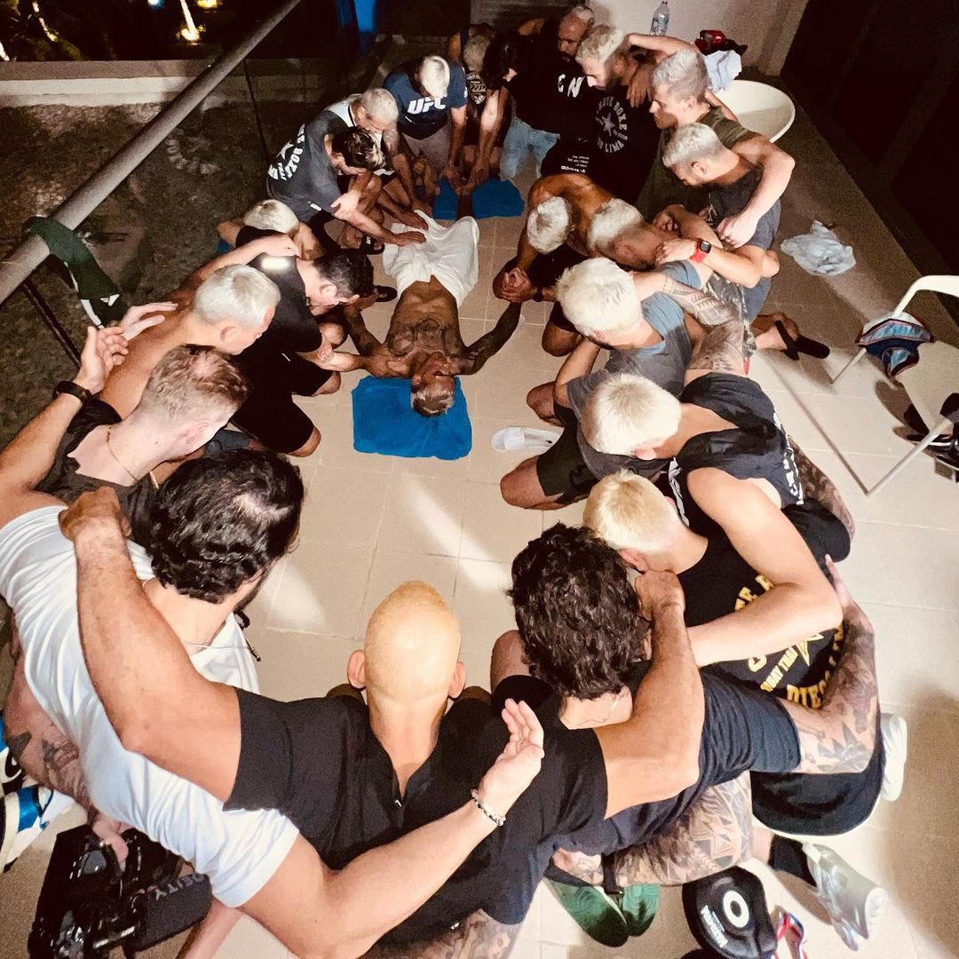 A emblemática imagem de Charles Oliveira cortando peso acompanhado de sua equipe antes da luta deste sábado com Islam Makhachev no UFC.