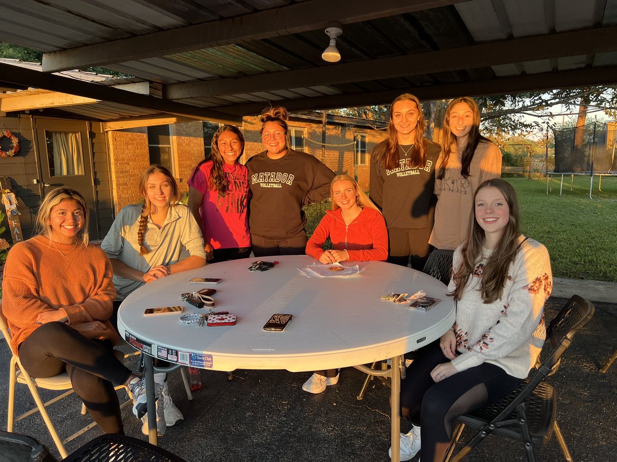 ‘‘Twas the night before SENIOR NIGHT! We celebrate with steak, party potatoes, bacon wrapped asparagus, salad and rolls! Thanks @JTX5252 for being our chef! Love our seniors! <a href="/DeJanaeG/">DEJANAE</a> <a href="/_JessicaAguilar/">Jessica Aguilar</a> Tiyanna Johnson <a href="/AshFarris11/">Ashley Farris</a>