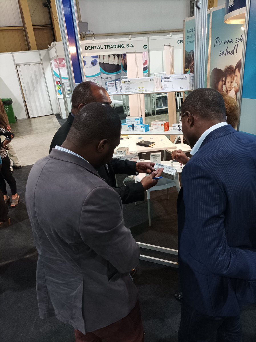 Delegación de Níger 🇳🇪 interesada en los productos biotecnológicos del @CIGBCuba, se acerca a nuestro stand, en busca de más información, como parte de su plan en la #FeriaSaludParaTodos.