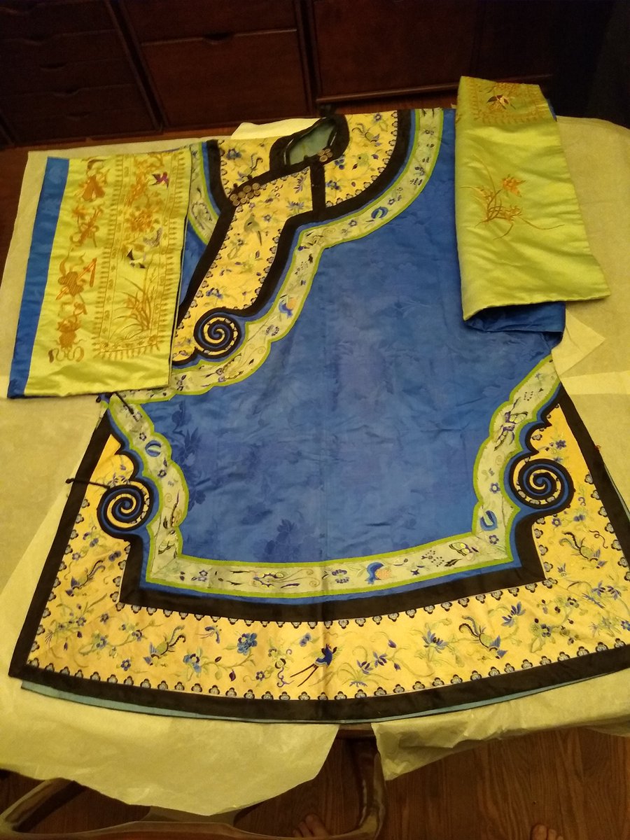 gramplebamp's tweet photo. @XiranJayZhao my grandmother has this piece and we don't know what it is. It's at least a hundred years old. May I DM you better pictures? Grandmother believes it has something called the forbidden stitch https://t.co/99eylc32ZX