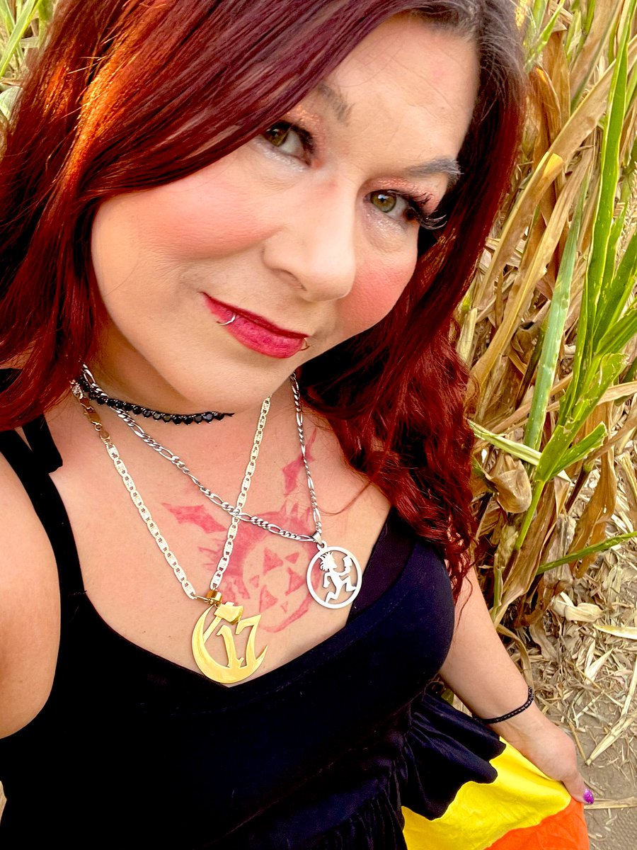 rockhero2013_a's tweet photo. Do u like CandyCorn ? I went with my fam to the pumpkin patch🎃 and almost got lost In The Corn maze 🎃 another beautiful California day #MCL #California #candycorn #pumpkinpatch #cornmaze #juggalo #jugglette #chapter17 @westcoastwicked @ouijv @icp @LazyCrazyShaggy @Devereauxxxx https://t.co/qaAotskpOt