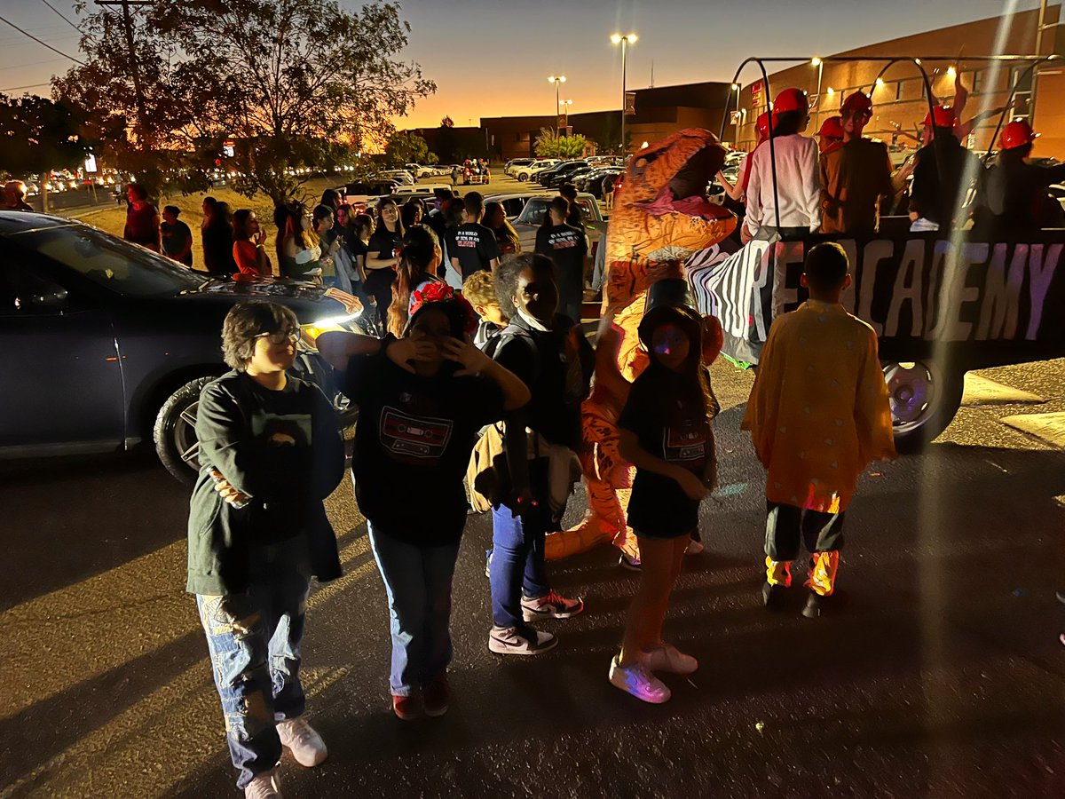 VHairston_DVHS's tweet photo. #AztecEmpire showed up tonight! Shoutout to the Cav Band @cdixon_HMS displaying great energy playing through the end of the @EDAztecs_HS HOCO parade! 
@MPorras_HMS w/the AVID Cavs &amp; @calmanza_HMS w/Cav Cheer rocked their floats! Always great to connect w/ our community! #CavPride https://t.co/bN6XwDltc8
