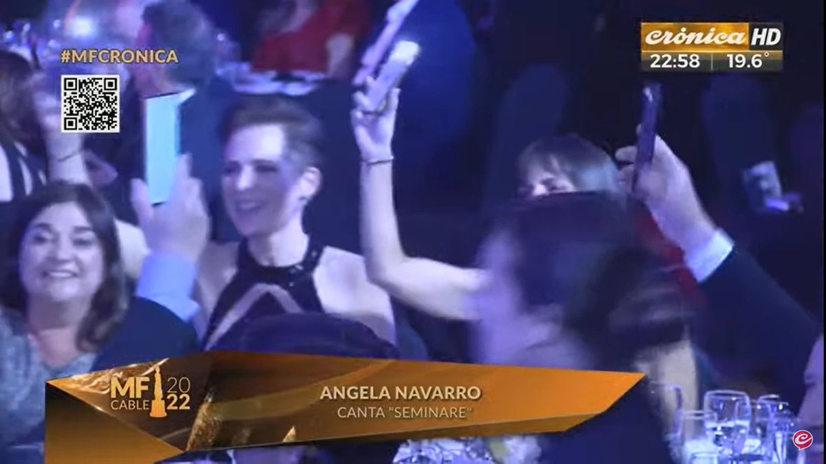 Jusmaryrg's tweet photo. Los de esta mesa alumbrando con los celulares mientras Angela cantaba nos representan al fandom navarrista al 1000% #AngelaMF #MFCronica Angela Navarro https://t.co/xY5cynF82h