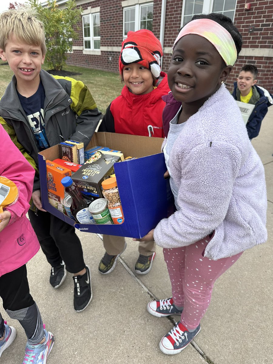 Our @WyandotECS ⭐️s came out in full force for #LakotaStufftheBus today…and for the last two weeks! 2nd grade students led a campaign that doubled as learning about math, writing and community. Incredible display of #serviceleadership! #WEareLakota #smallbutmighty @ROLakota