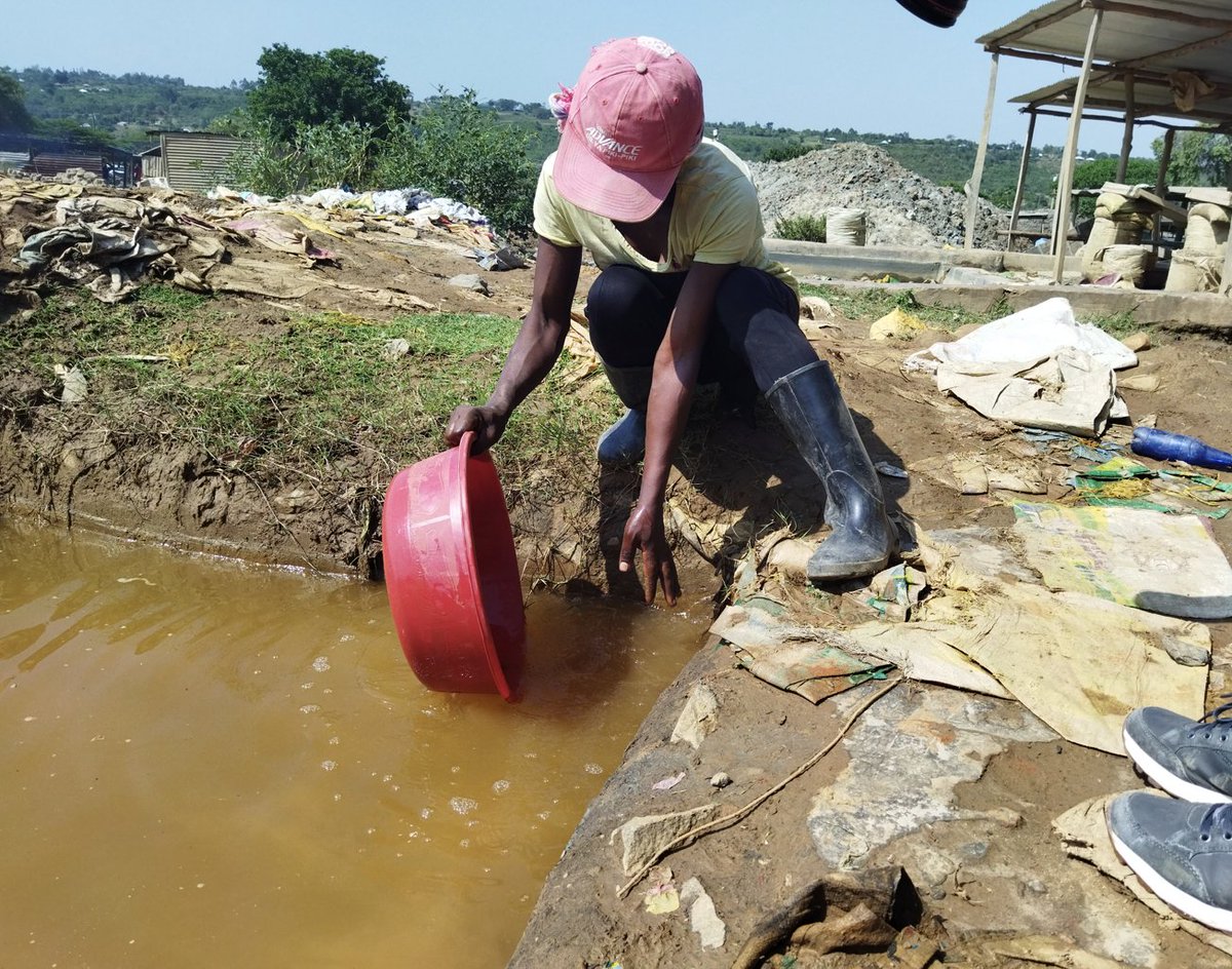 A @PlanetgoldK project, supported by @theGEF is advocating for women’s active involvement in the mining sector. Women-led groups will be able to apply for mining permits, educate themselves on the dangers of mercury, and access financial services. 📖wrld.bg/TV1Q50LfPJi