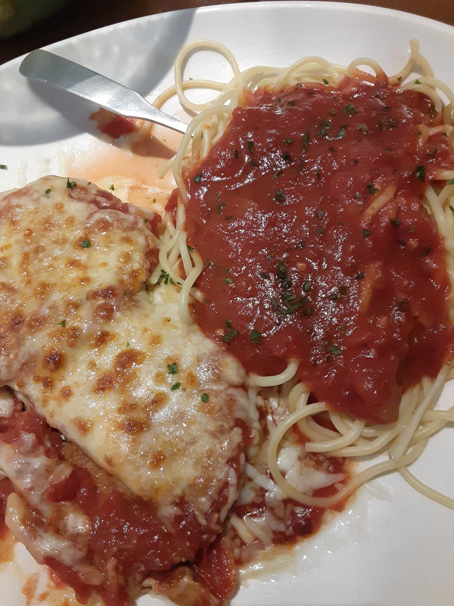 linda_tonaki's tweet photo. その子さんとりえこさんの３人で
イタリアンレストラン
『オリーブガーデン
リーズナブルな価格で人気店

りえこさんのおごりで
最後は愛車のレクサスで
かっこよく去っていきました
ご馳走様

#olivegarden
#coloradosprings
#italianrestaurant
#calamari
#niceatomosphere
#reasonable 
#lunch https://t.co/v2W5kSmJdC