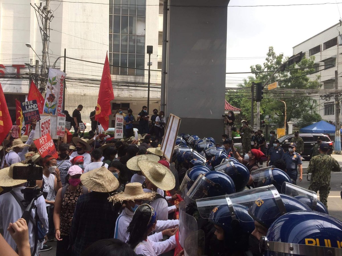PS_Pampanga's tweet photo. TINGNAN: Nakiisa ang Panday Sining-Pampanga sa kilos protesta ngayong araw, Oktubre 21.
Panata ng mga artista ng bayan ang militanteng pakikibaka para makamit ang tunay na reporma sa lupa!
Uring magsasaka, pangunahing pwersa!
#StandWithFarmers
#FightBackCL https://t.co/XrGEap6J9F