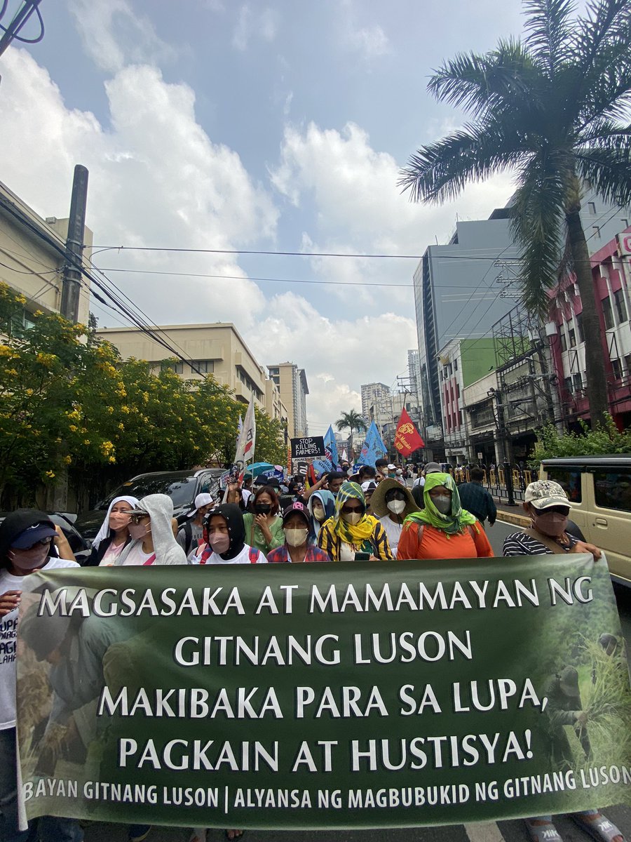 PS_Pampanga's tweet photo. TINGNAN: Nakiisa ang Panday Sining-Pampanga sa kilos protesta ngayong araw, Oktubre 21.
Panata ng mga artista ng bayan ang militanteng pakikibaka para makamit ang tunay na reporma sa lupa!
Uring magsasaka, pangunahing pwersa!
#StandWithFarmers
#FightBackCL https://t.co/XrGEap6J9F
