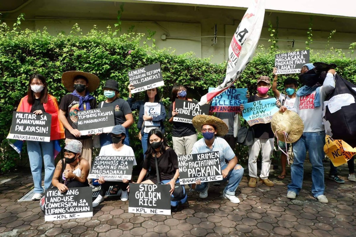 PS_Pampanga's tweet photo. TINGNAN: Nakiisa ang Panday Sining-Pampanga sa kilos protesta ngayong araw, Oktubre 21.
Panata ng mga artista ng bayan ang militanteng pakikibaka para makamit ang tunay na reporma sa lupa!
Uring magsasaka, pangunahing pwersa!
#StandWithFarmers
#FightBackCL https://t.co/XrGEap6J9F