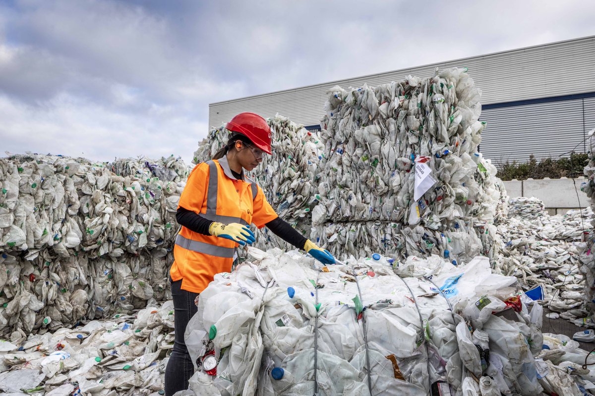 PlasticsWorld's tweet image. .@Veolia uses #K2022 to launch its PlastiLoop platform for recycled resins. Initiative offers ready-to-use recycled PE, PP, PS, ABS and PET from across its global network of 37 recycling operations bit.ly/3EX74IL plastiloop.veolia.com @K_tradefair #recycling