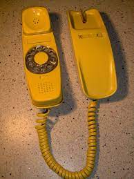 mariobianchi18's tweet photo. Il #21ottobre 1963 il primo telefono #Trimline è in servizio dalla Michigan Bell Telephone Company con un supplemento mensile di $ 1. Il quadrante ed il pulsante di riaggancio non erano più su base remota ma integrati, a metà tra il microfono e l'altoparlante. Comodità aumentata. https://t.co/wIcFpRbMig