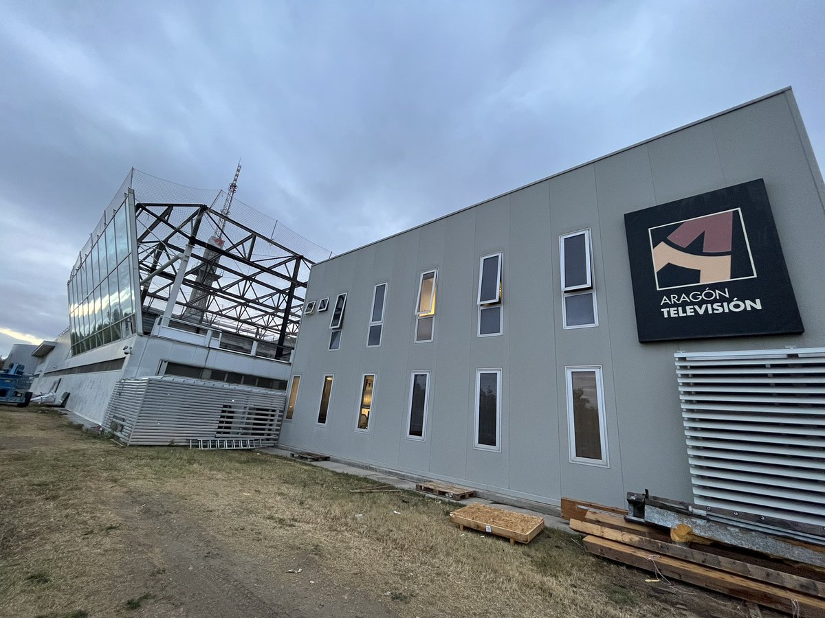 ironproyect's tweet photo. Inicio de la nueva cubierta para Aragon TV: #cubiertas #deck #obra #edificación #construcción #lámina #asfáltica #lanaderoca #acero #fijaciones #industrial #impermeabilización #hiansa #aíslamiento #ironproyect #AragonTV https://t.co/GTmNvHw8kr