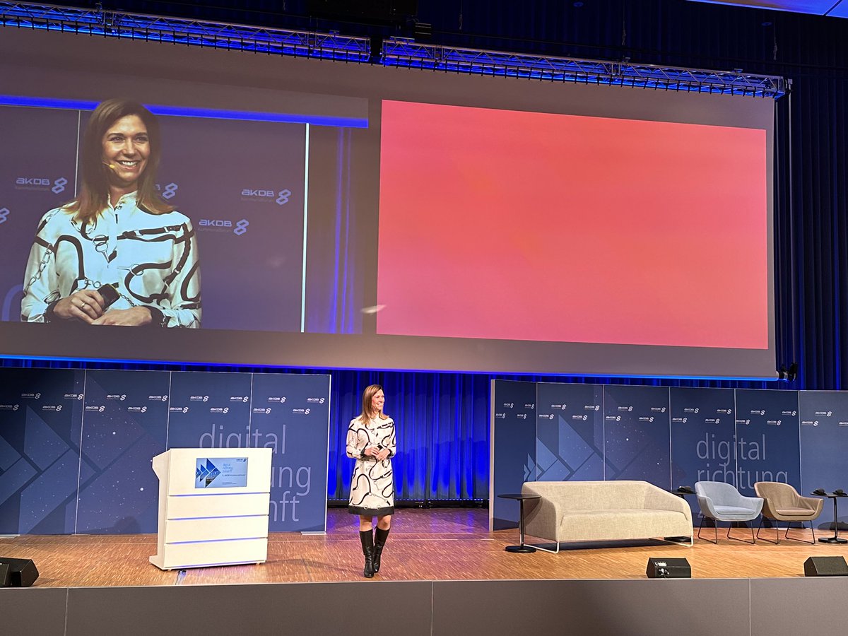 LSMueller's tweet photo. Eine meiner zentralen Folien gestern beim #kommunalforum22 war leer. 

„Ich habe Ihnen die Dinge gelistet, die die Menschen am liebsten bei Anträgen machen.“ 

1/2 https://t.co/I0wBYtgcLH