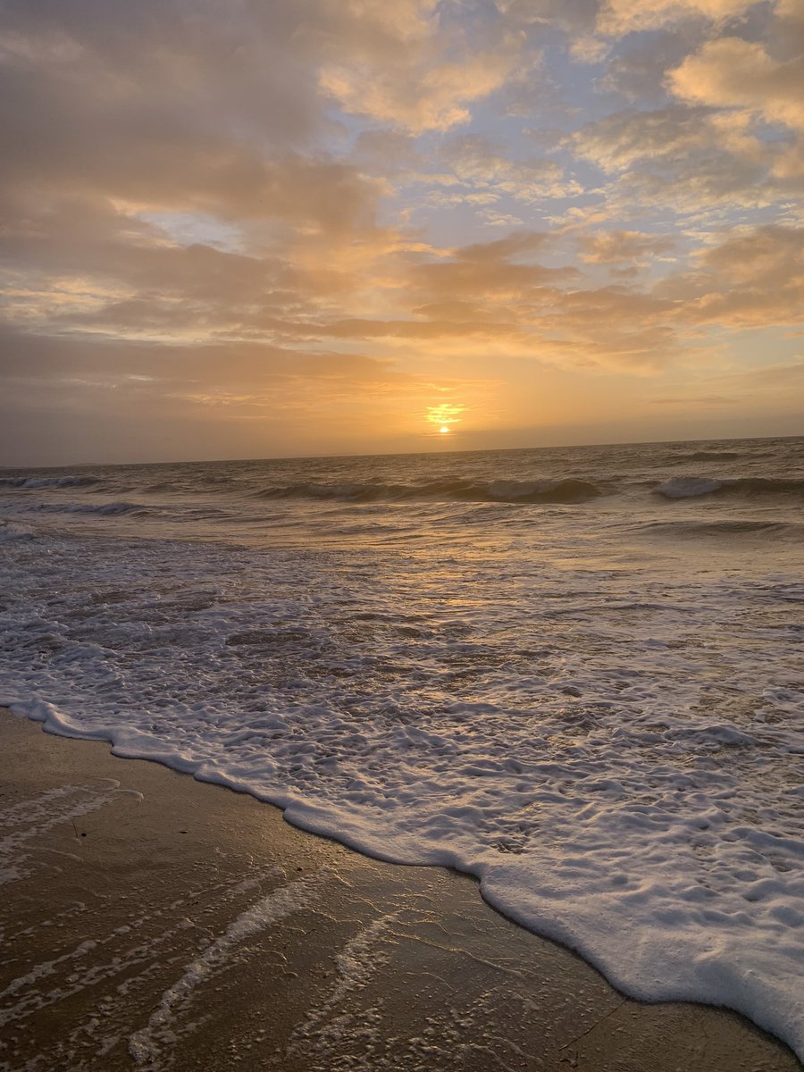 JamieSergeant's tweet photo. What a stunning start to Friday. #seastart #bestdayoftheweek Have a fab day :) https://t.co/grVje5hNYH